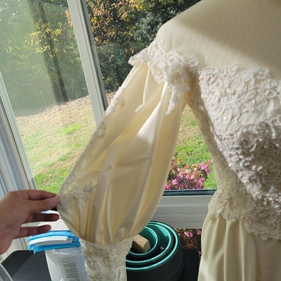 Fantastic Vintage Lace, Satin, Buttons, and puffy sleeves - Picture 4 of 16